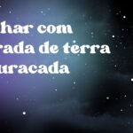 Sonhar com estrada de terra esburacada